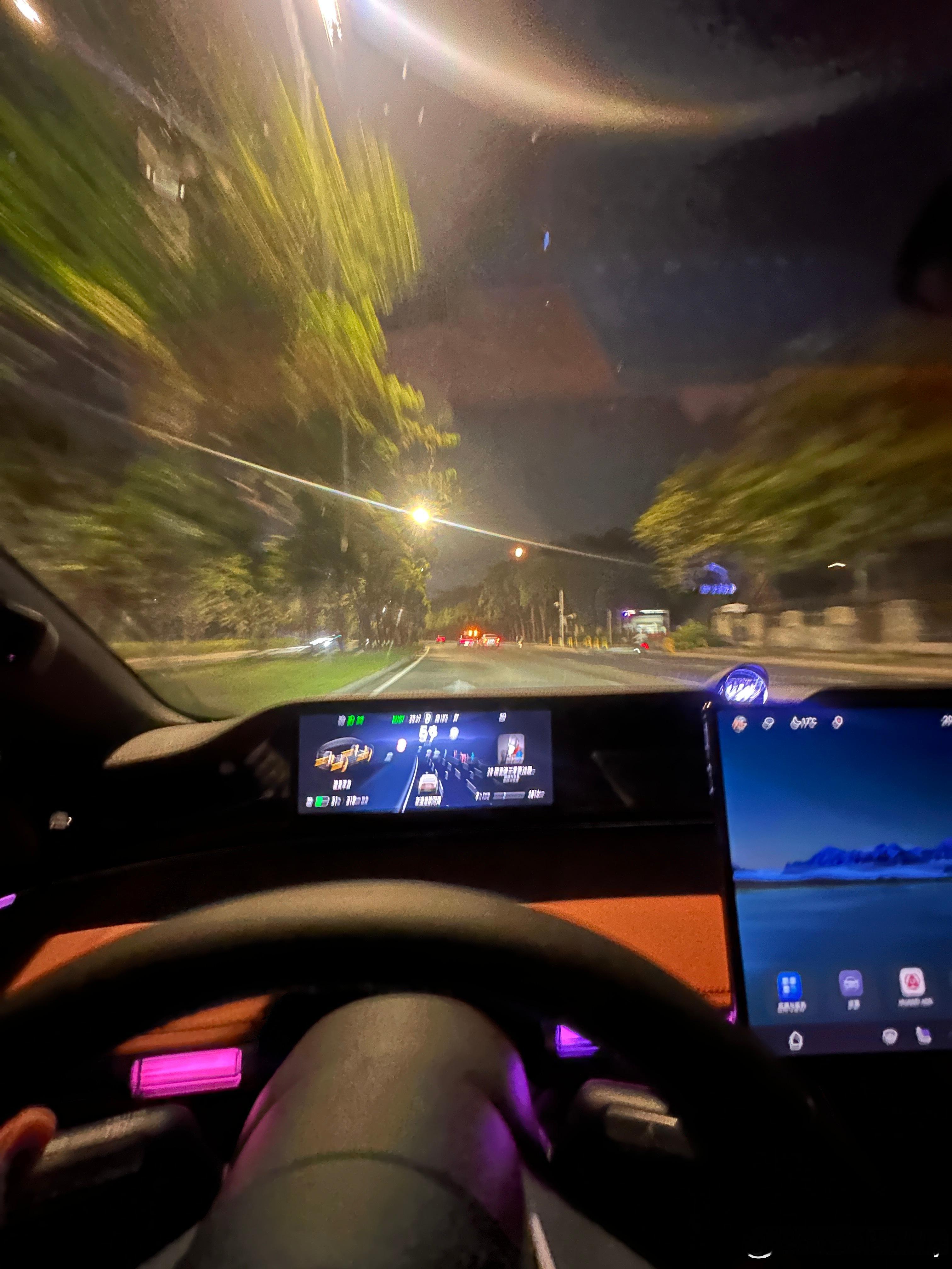 今晚的月亮又大有亮，车头灯一样 