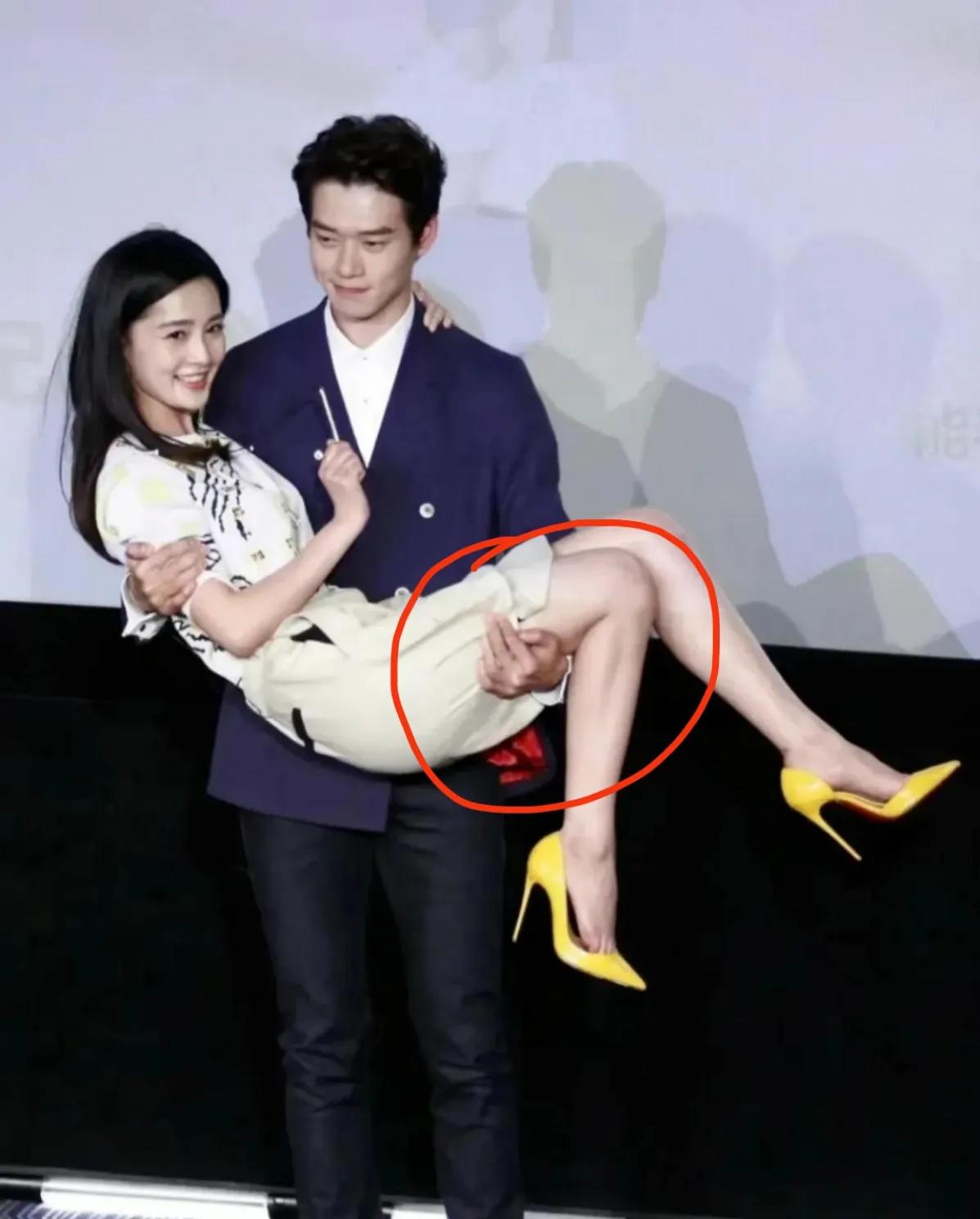 魏大勋抱李沁的时候很注意，手会掖住她的裙子下摆，避免有走光的尴尬，不像有的男明星