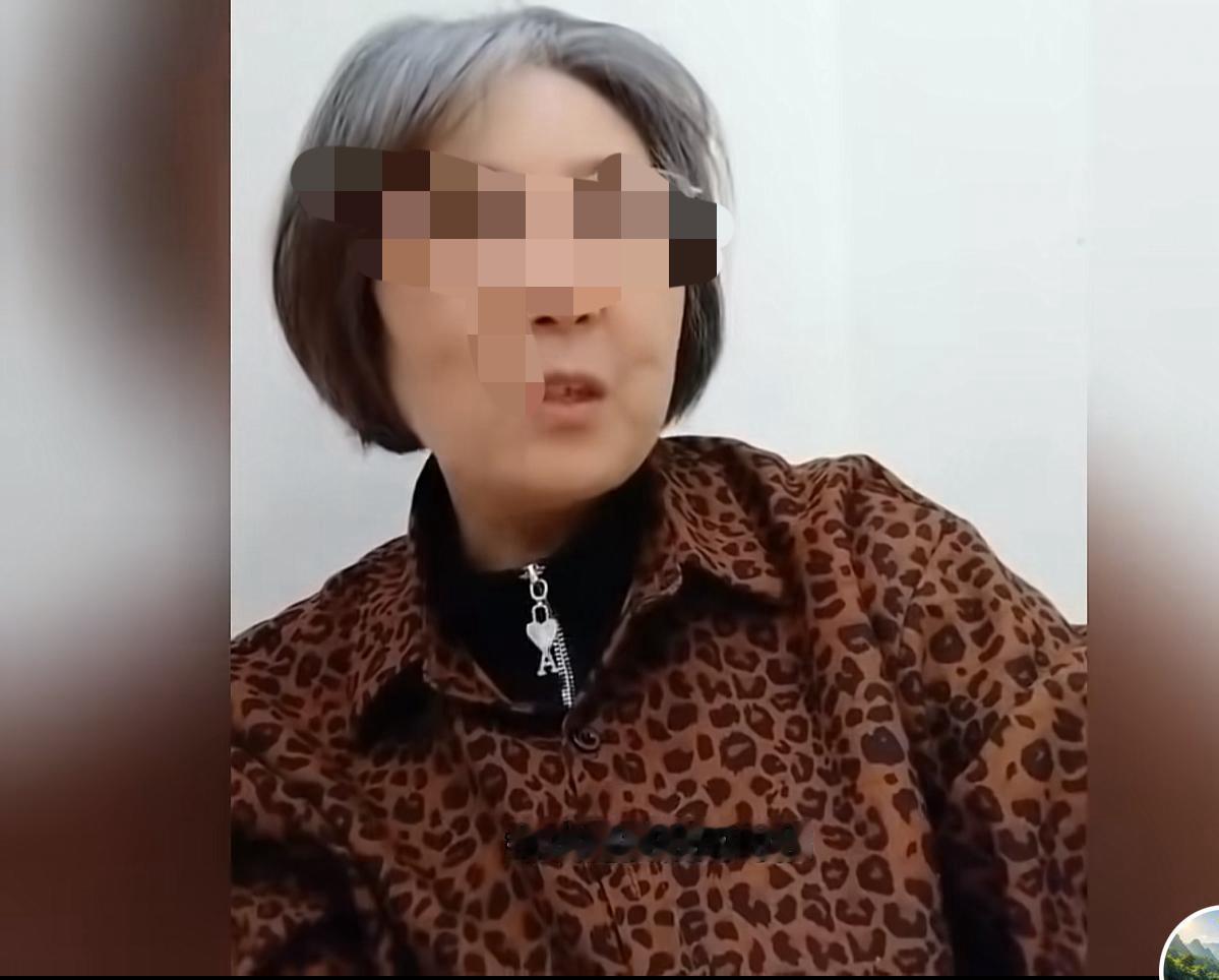 镜头里，一个头发花白的，戴着眼镜的，看着比较富态的大姐说她是68年的，现在兜比脸