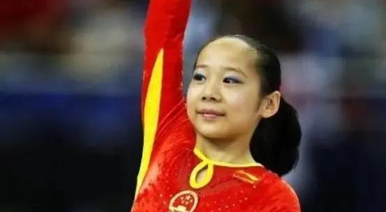 她是中国最矮的奥运冠军，曾被誉为平衡木小公主，身高仅1米37。

这样的身高在体