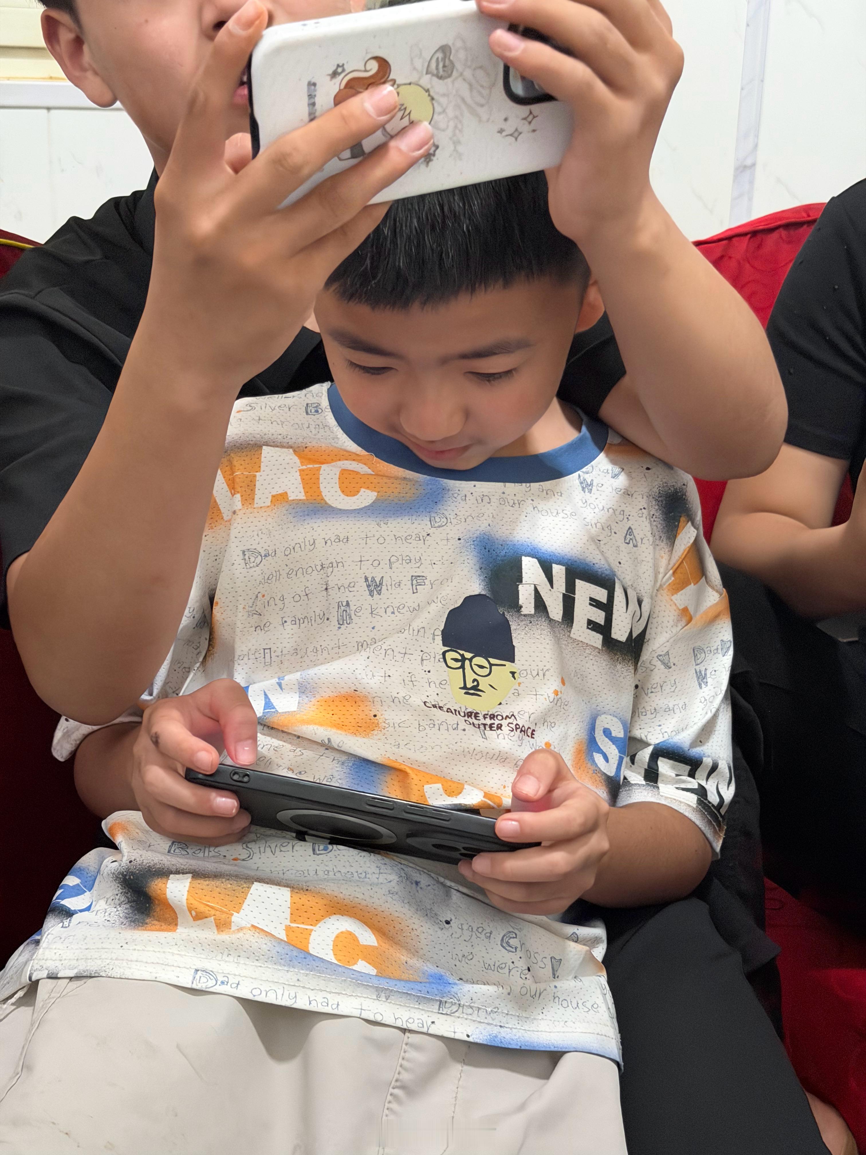 家庭聚会去饭店吃完饭，小孩子都爱抱着手机打游戏，都不愿意理别人，这种情况应该很常