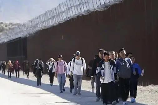 这就是崇洋媚外的代价！10万润人遭大规模遣返，美国不要，中国也不收。自己选的路，