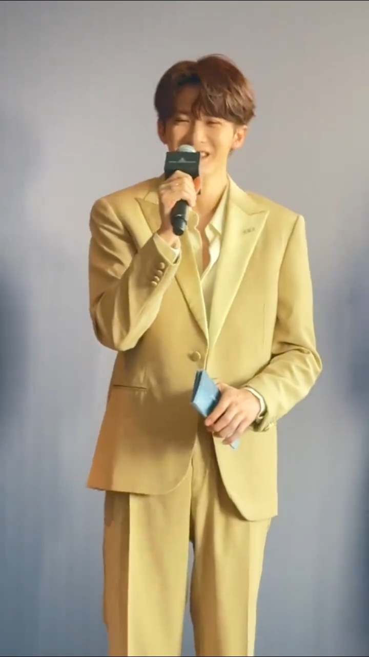 小王子来了！帅帅的檀健次浅金色西装檀健次金色西装王子级别 ​​​