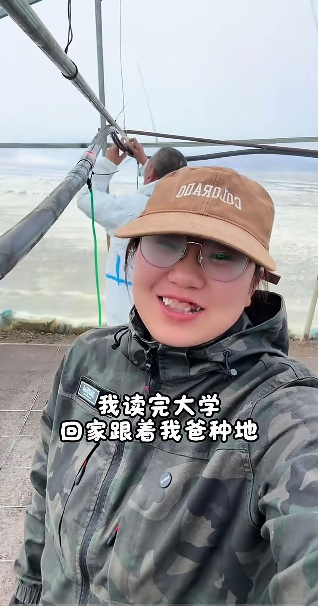 这位博主发了个视频说，我爸种地供我读大学，我读完大学跟着我爸种地。
看看网友神评