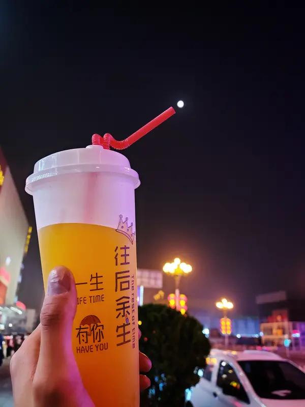 幸福是有事可忙让生活充实，有人在家默默等候，有梦可追心怀盼头，是白天能畅快交流欢