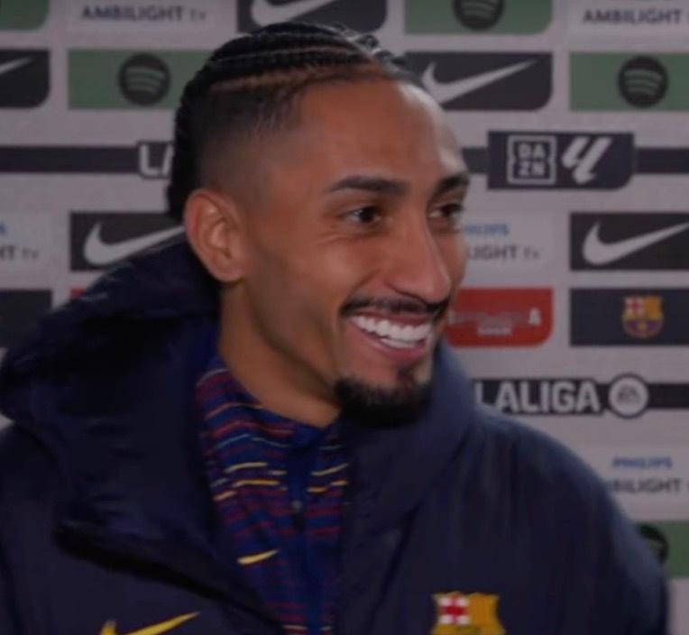 你以低平强劲的射门而闻名。今天怎么会挑射呢？拉菲尼亚：“有时候你必须尝试一些新的