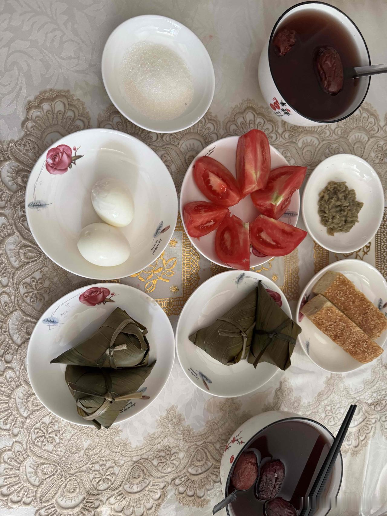 今天是6月12日，离粽子节越来越近。
我们已经吃上粽子了。
这粽子又糯又香，里边