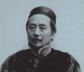 一次，辜鸿铭参加宴会，美国女人一脸鄙夷地看着辜鸿铭，上菜时，她故意用嘲讽的语气：