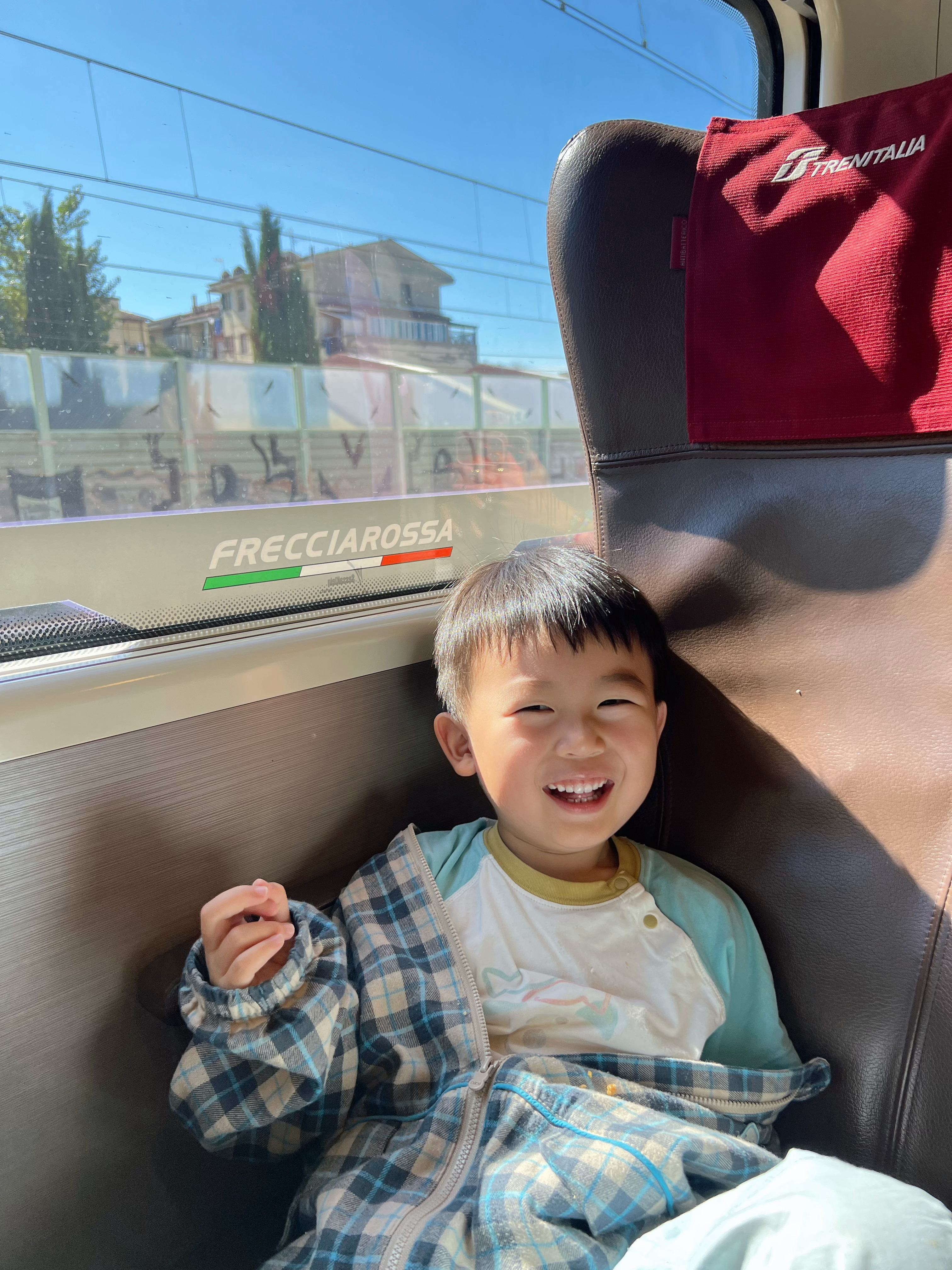 坐高铁去罗马啦，小男生只要带着小汽车就能玩一路。 ​​​
