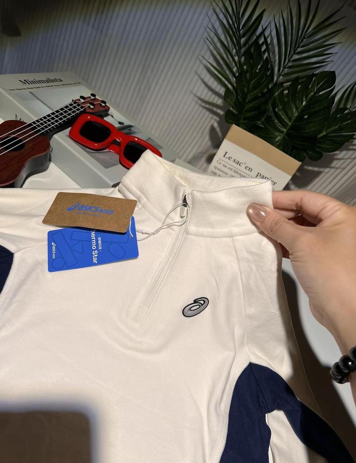 399块的儿童运动服，卖爆了。
不是因为Logo大，是真能穿。
半拉链一拽就上身