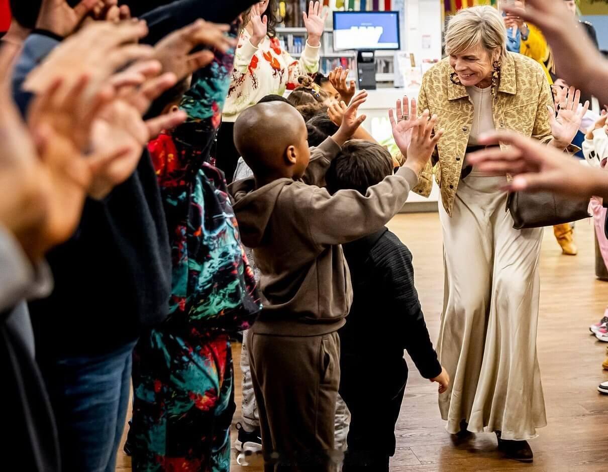 1.21 荷兰三王妃劳伦特林出席全国阅读日的开幕活动，豹纹外套来自EsQualo