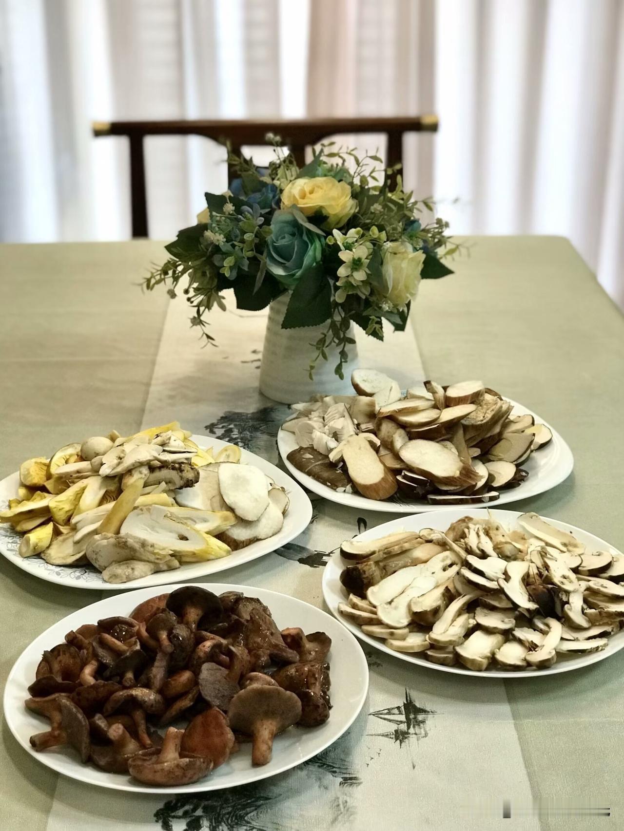 当然，也有少量毒菌，比如见手青，加工不当吃了会恶心、呕吐，还会看到虚幻的小人等。