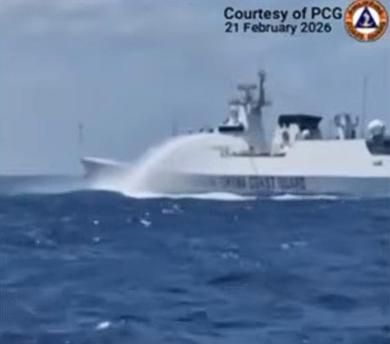 开炮真管用！中国海警船果断开炮，菲律宾50多艘舰船立即鸟兽散，夺命而逃！
 
新