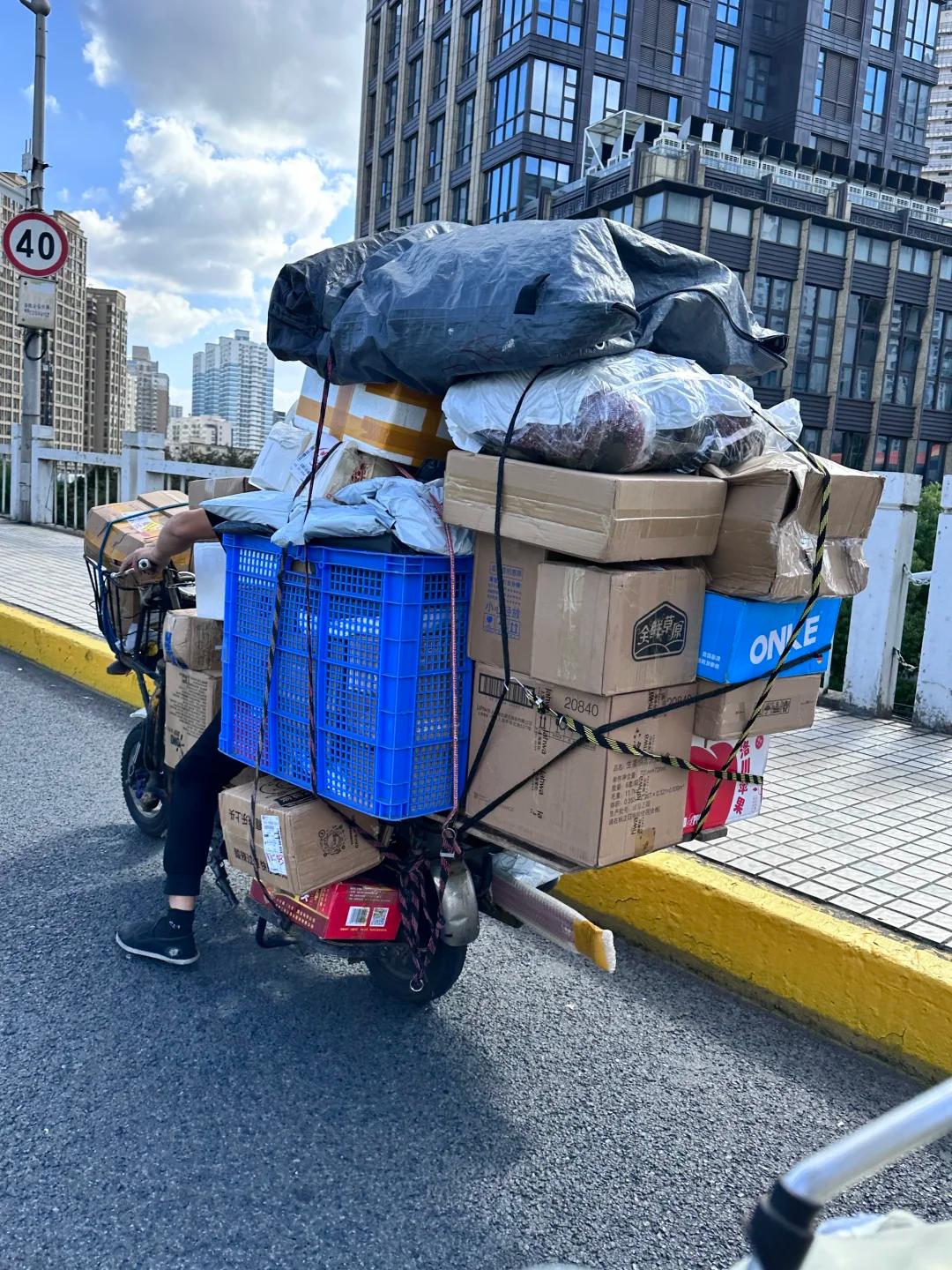 说个最近才琢磨过来的事：外卖和快递这两拨人，其实一直在给我们普通人兜底。

投诉