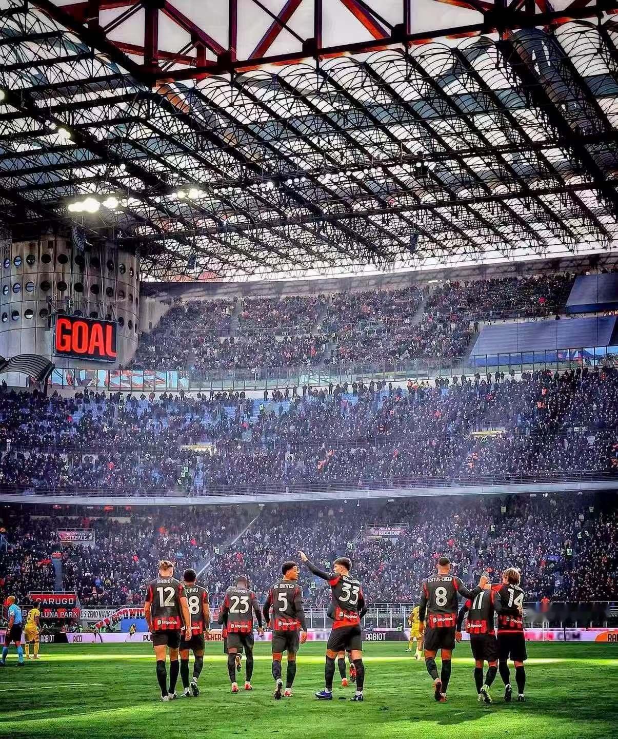 米兰争四，形势大好！
米兰，53分(24场)
那不勒斯，49分(24场)
罗马，