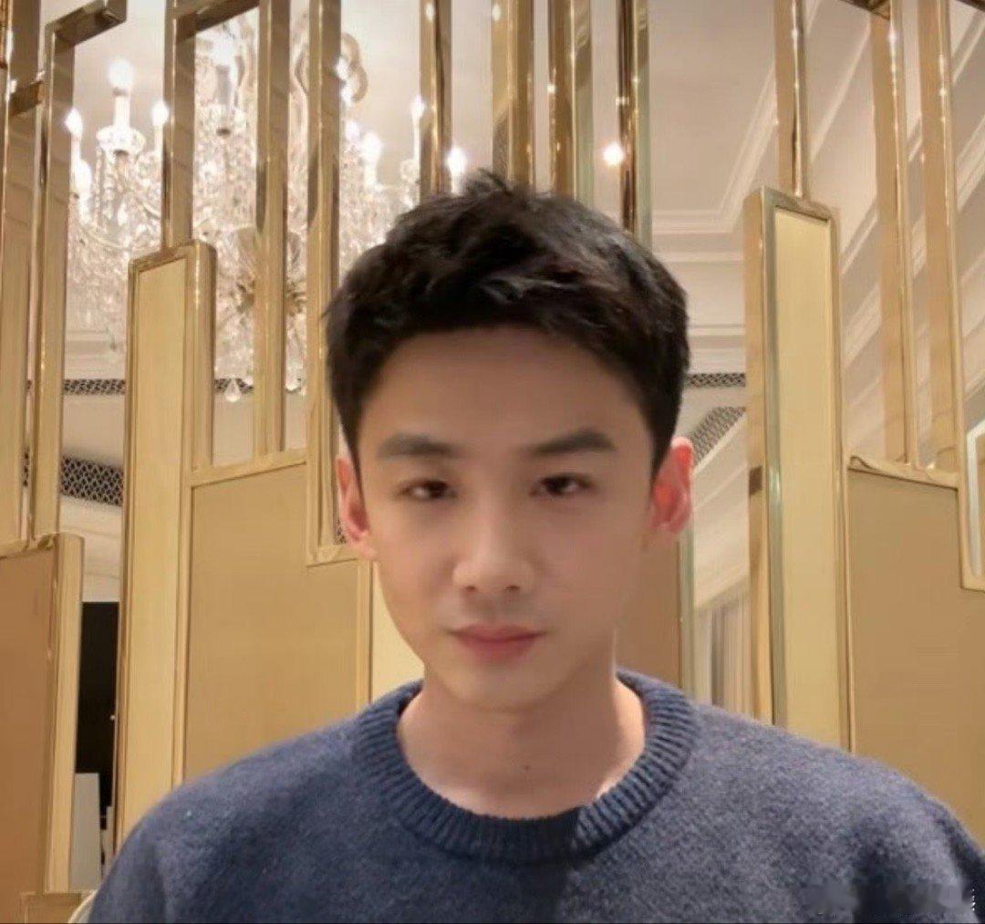 白敬亭素颜直播  白敬亭直播素颜状态   怎么觉得奶奶的呢，哈哈哈哈哈，好可爱啊