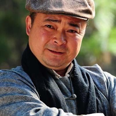 《闪闪的红星》里潘东子有两位扮演者，现状各有不同。
12岁的祝新运因饰演潘东子走