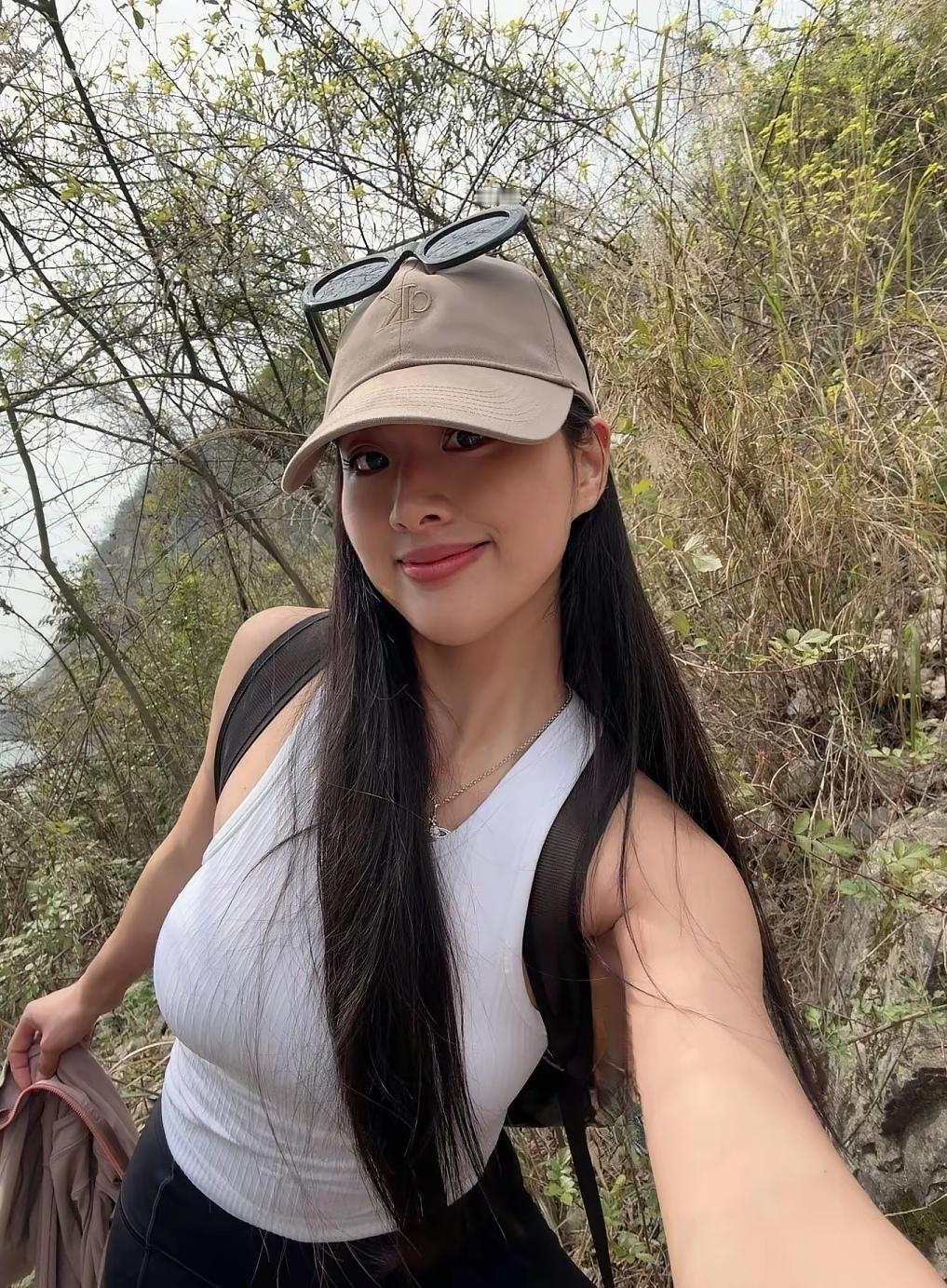 户外运动小美女，背着包，戴墨镜。