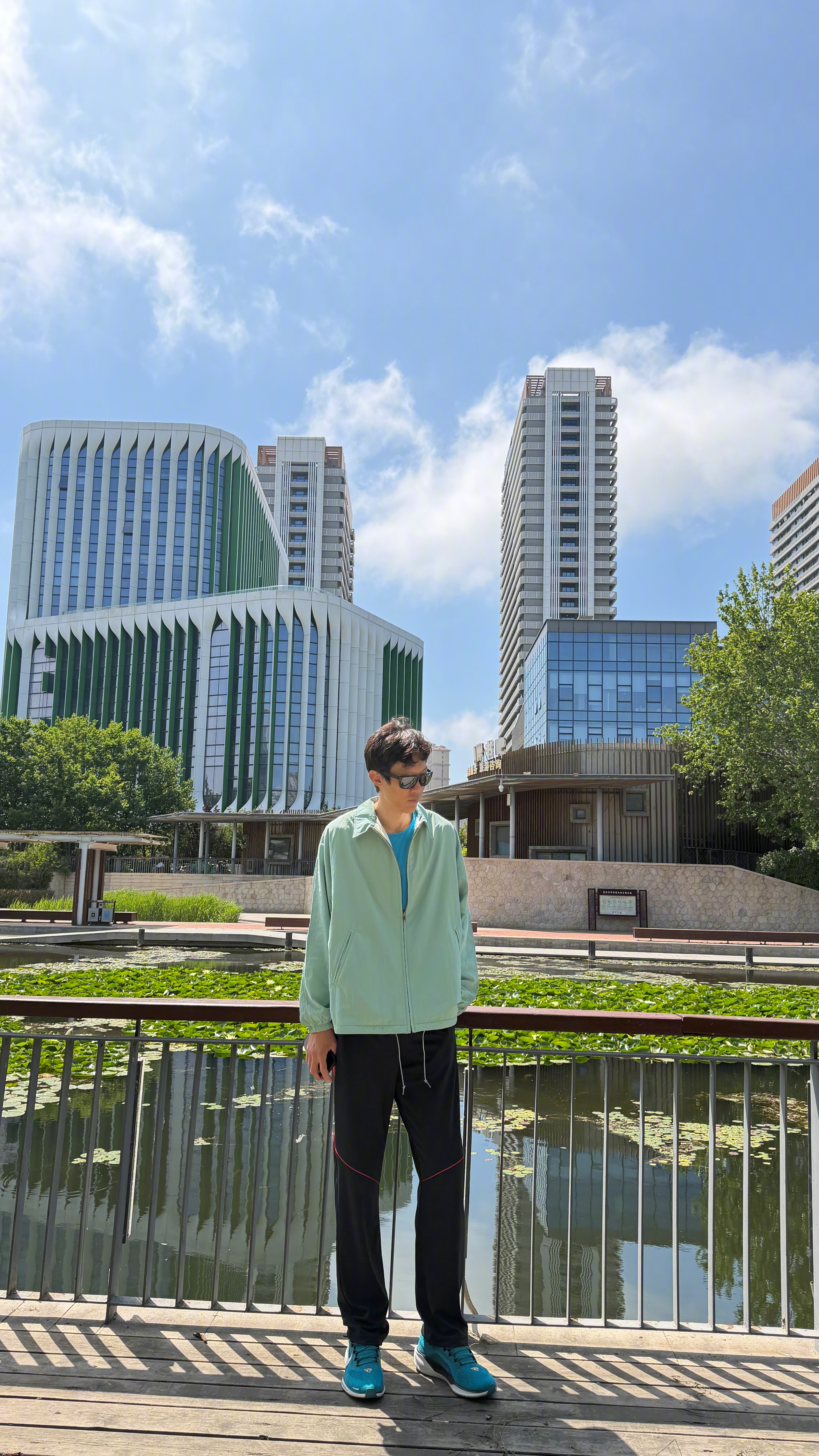 饭后散步，明天比赛。 