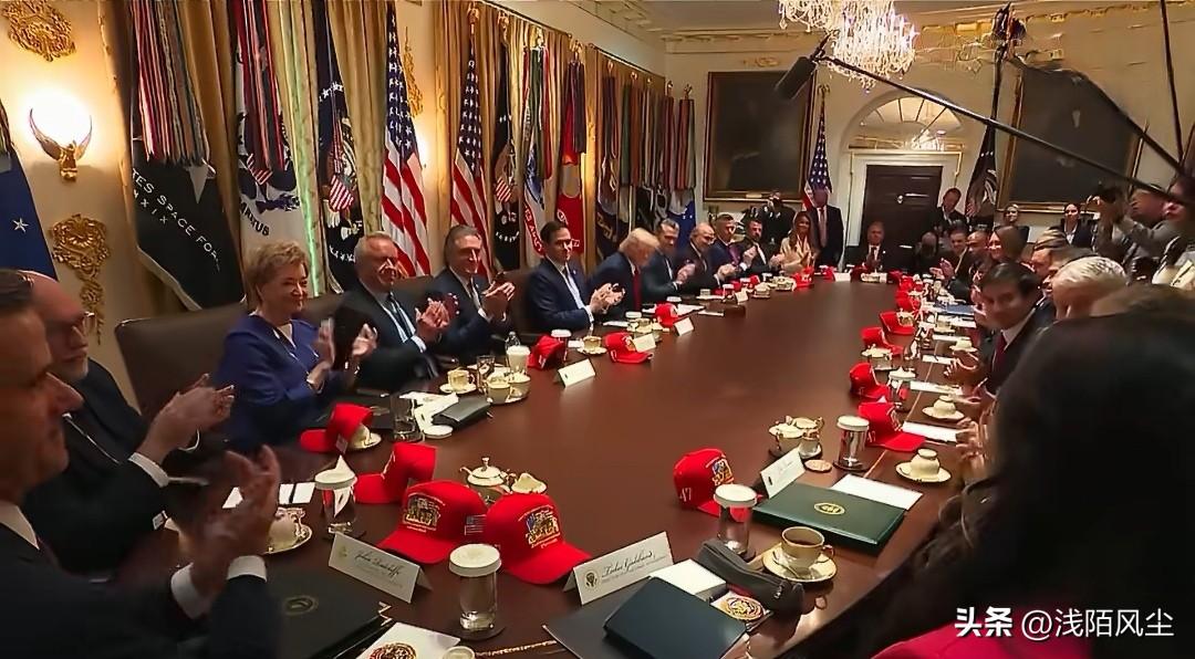 特朗普在内阁会议上感谢即将离任的国家情报总监图尔西·加巴德，称她不仅裁员40%、