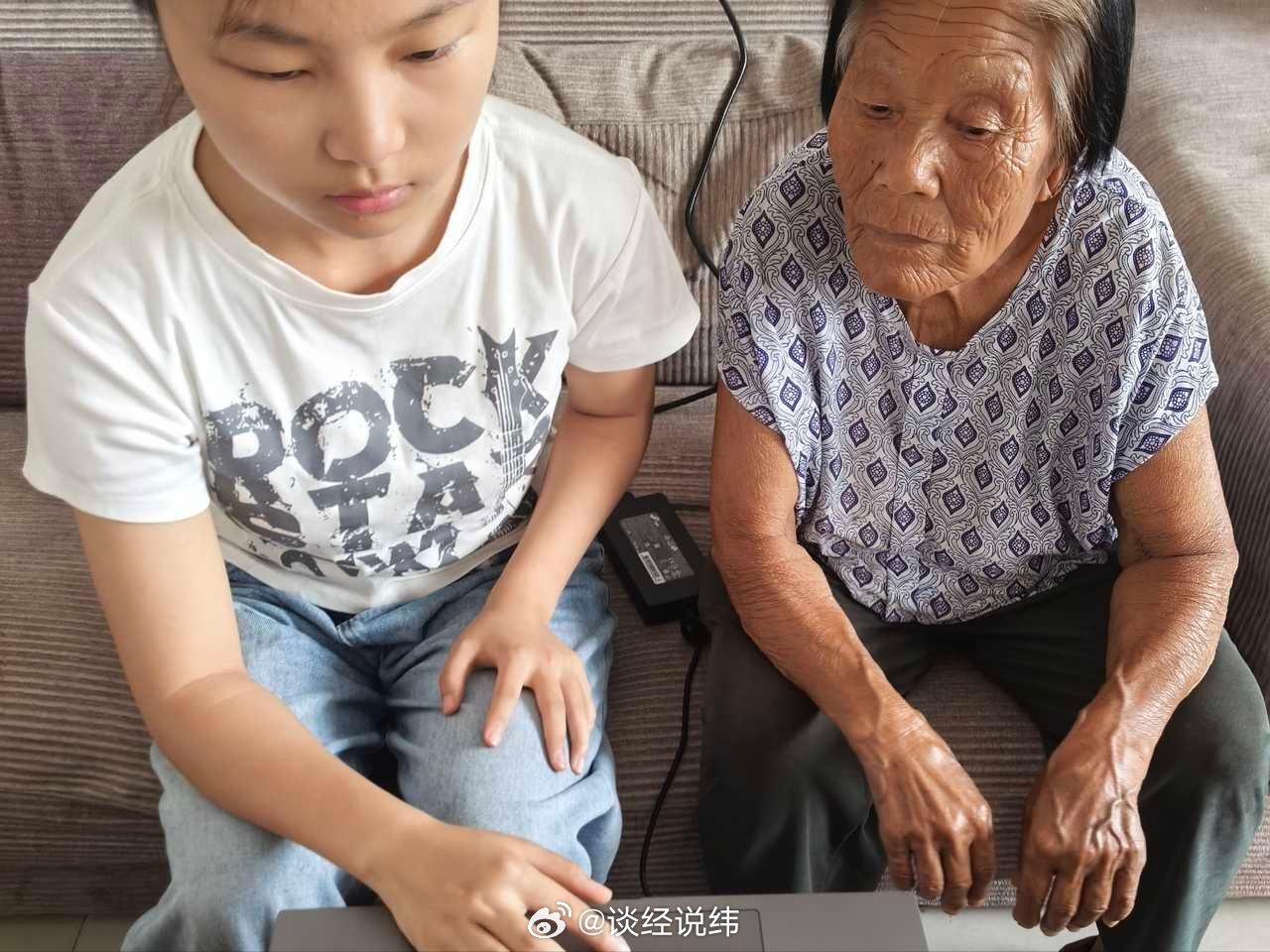 【躬行敬老志愿之路，体悟青年奉献担当】    数字化浪潮持续推进之下，社会各类生