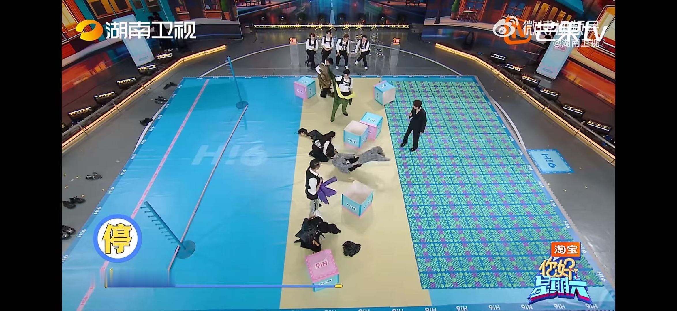 胡兵行走的时尚教科书简约或是华丽都能轻松拿捏，一举一动尽显超模的从容气质。 