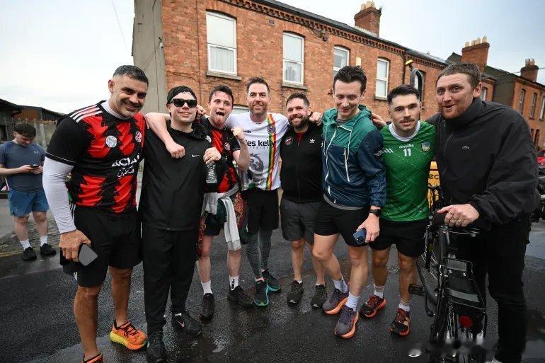 照片：说唱歌手Kneecap加入都柏林加沙慈善活动图1 Naoise O Cai