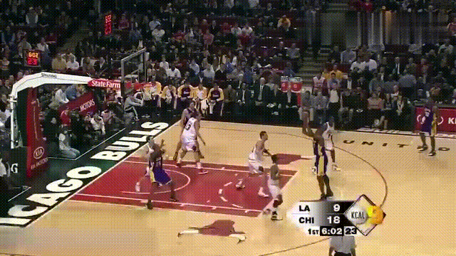 科比的技巧主要靠时间差，因为他可以比别人多飞一会