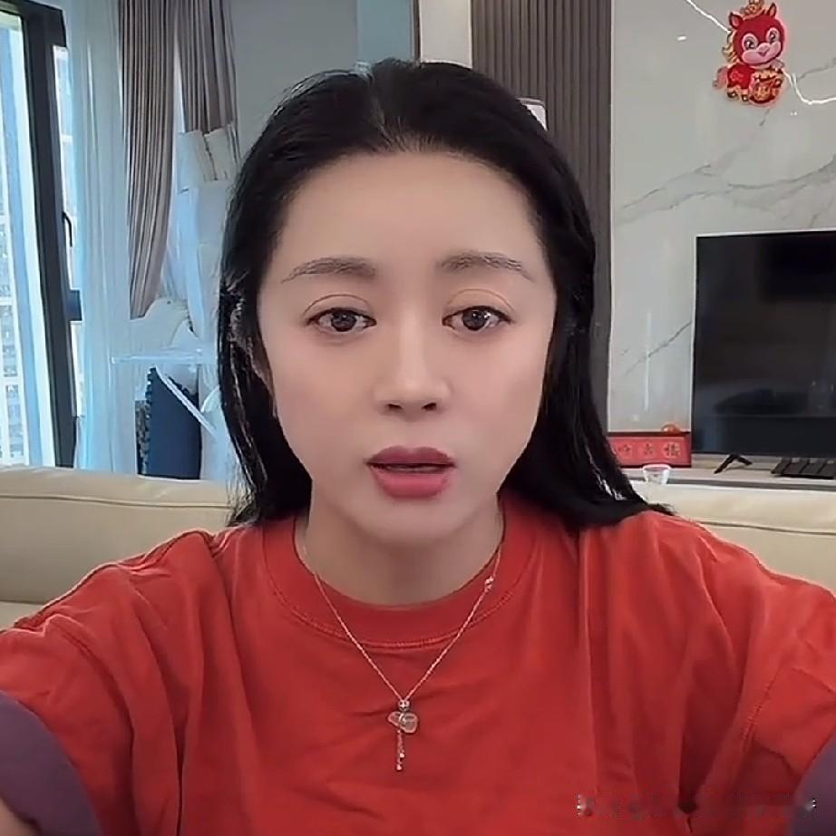 温美玲二十多年前就和刘能（王小利）离了婚，这么多年来一直没有再婚。前些年她靠唱戏