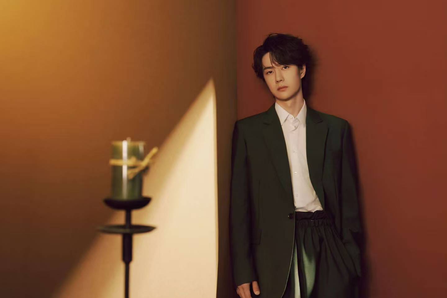 王一博元宵大片王一博墨绿色休闲西装王一博元宵大片，好看，绝了 