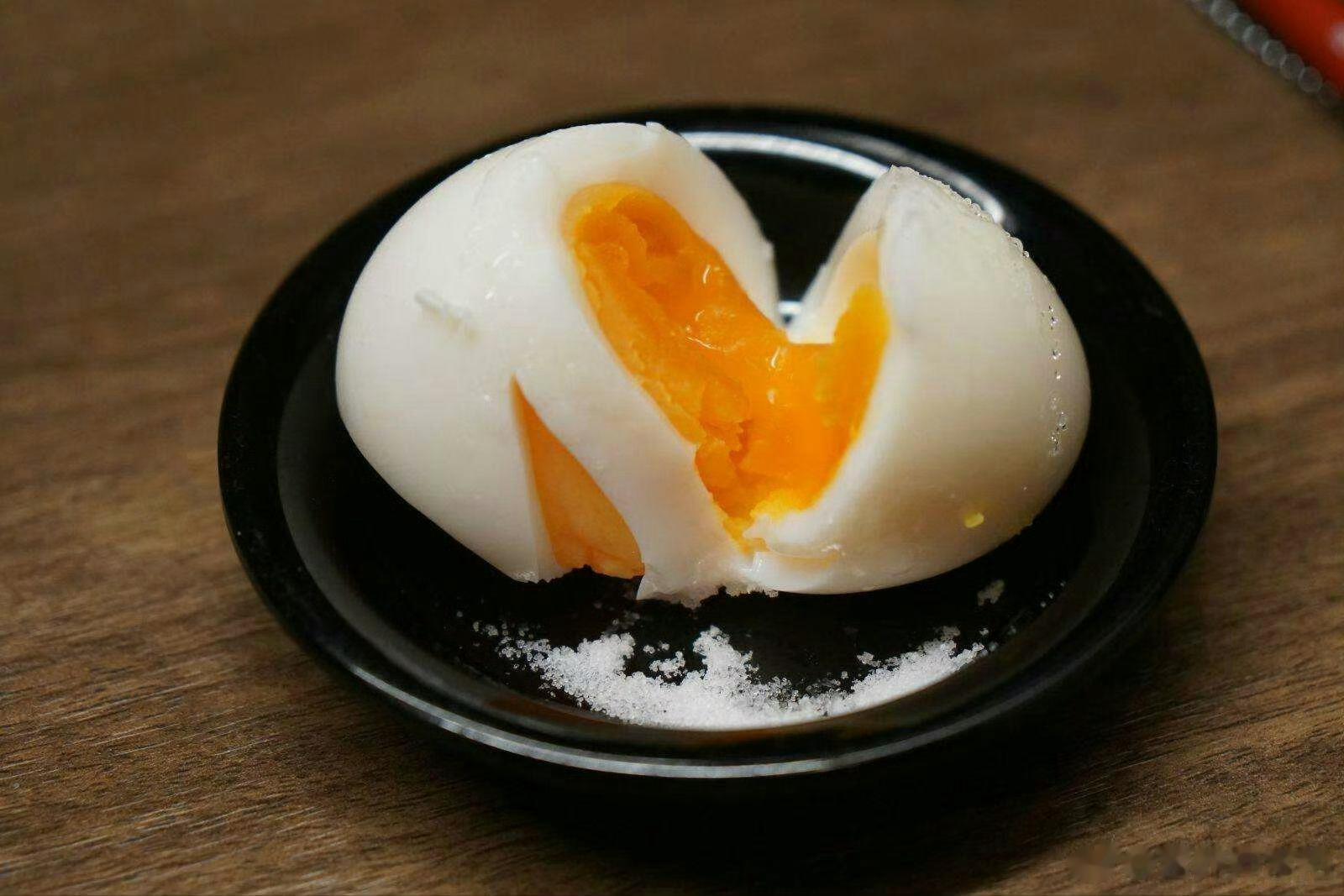 #鸡蛋不要再扔掉蛋黄啦##这个问题吃什么# 【如何正确煮鸡蛋？】 煮鸡蛋要冷水下