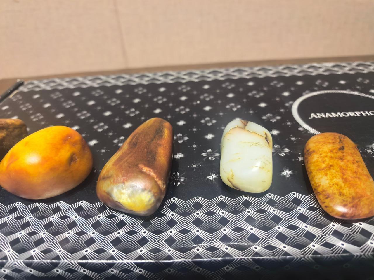 玩和田玉，比起雕刻件，我更钟情于这种天然的料子，有时候，残缺亦是一种别样的美！