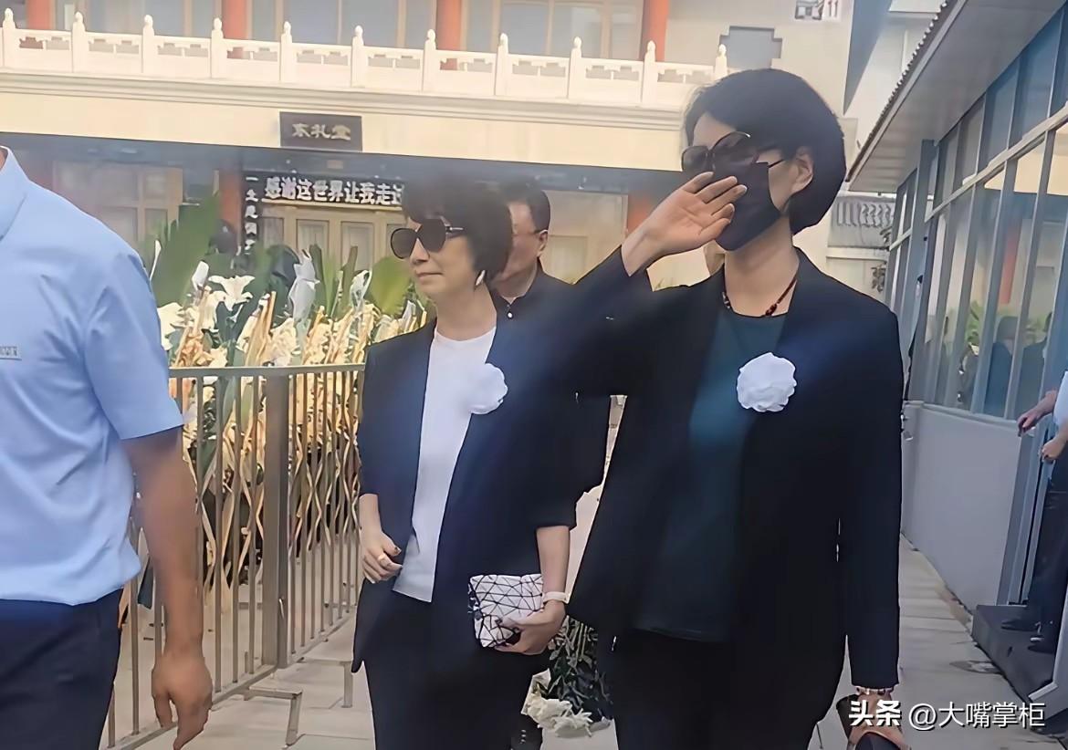 李修平，陈铎老师，来送敬一丹最后一程。
9月17早晨，八宝山殡仪馆东礼堂门口，好