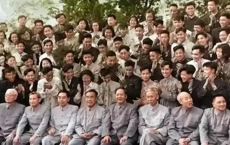 这张珍贵的照片捕捉了一个充满活力的历史时刻，它不仅展示了众多人物的集合，更承载着