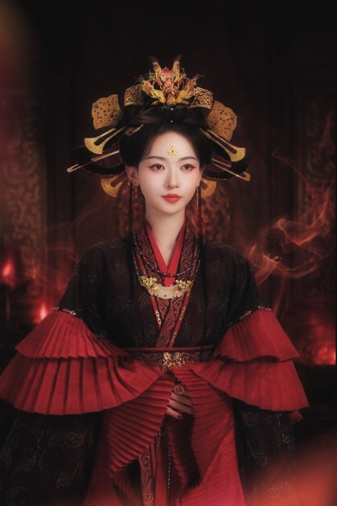 吴谨言进入秦长歌的世界吴谨言官宣出演凤不栖 吴谨言官宣出演凤不栖~开机大吉！跟随