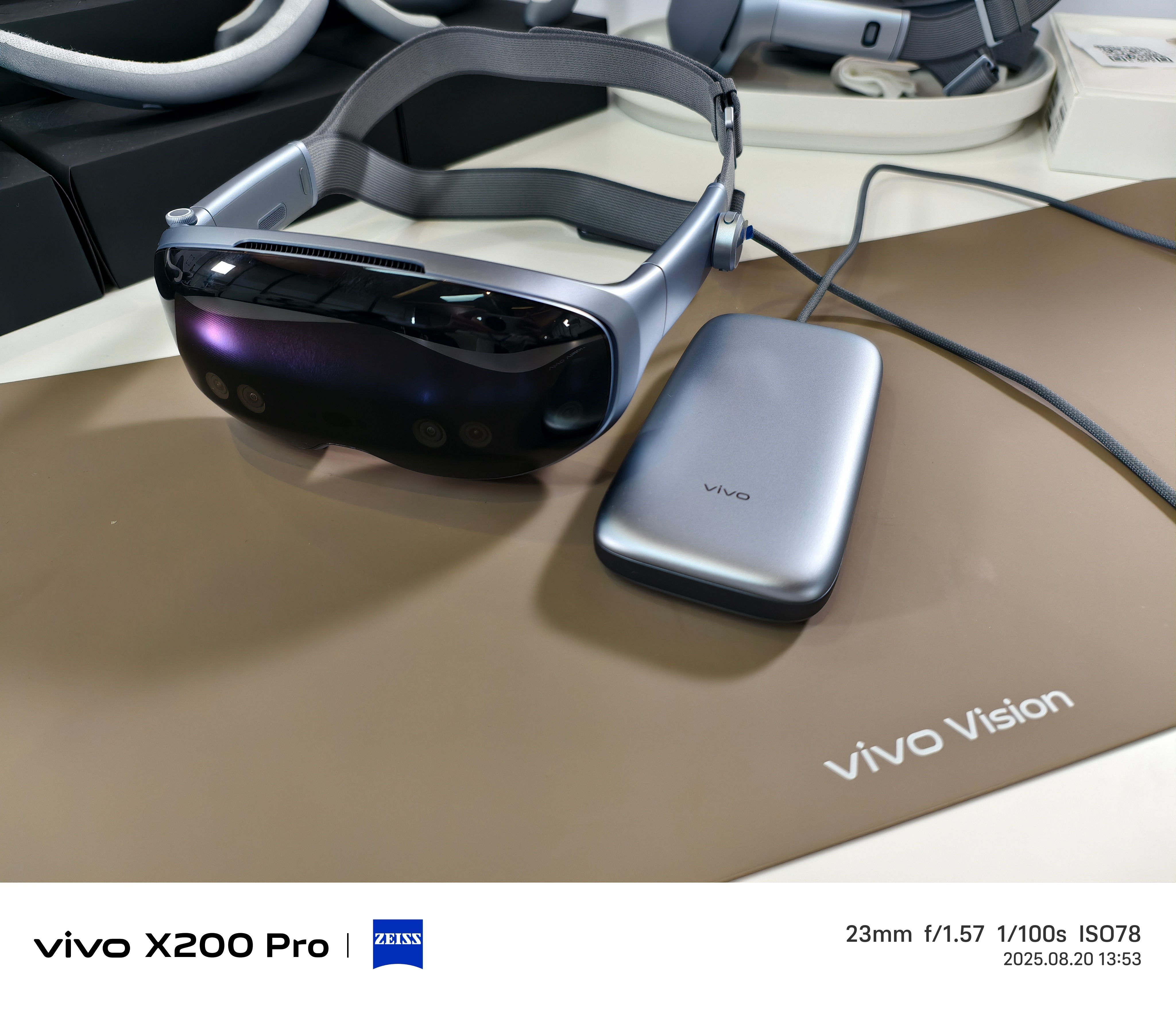 首先是轻，重量比Apple Vision Pro轻太多了，而且内容生态交互游戏也