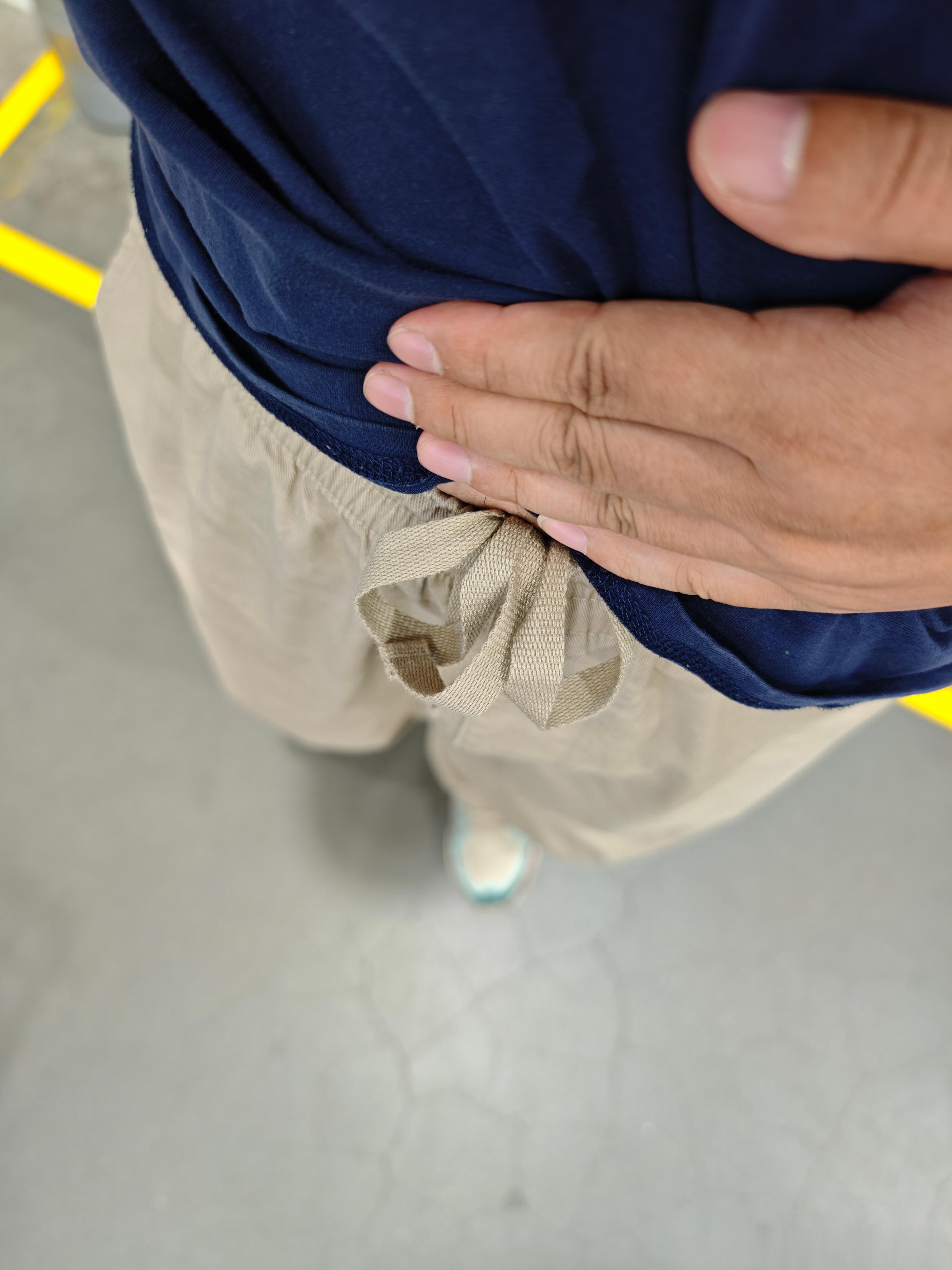 老婆给我买了条裤子，不扎腰带的那种，用绳子抽紧固定才能把裤子固定住，我跟她说，这