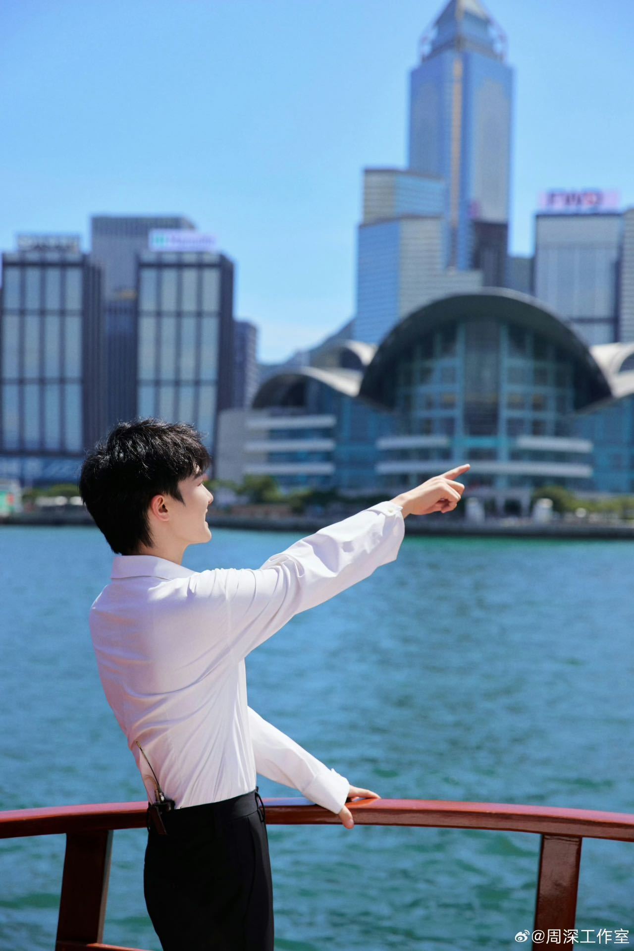 周深 维港打卡三件套 跟着周深打卡香港，这一趟香港演唱会行程周深可太忙了