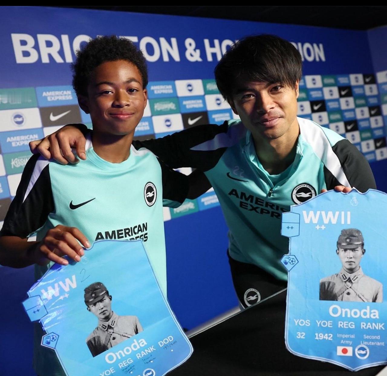 英国布莱顿足球俱乐部在参加纪念一战反战的活动中，两名日裔的居然举着二战战犯的照片