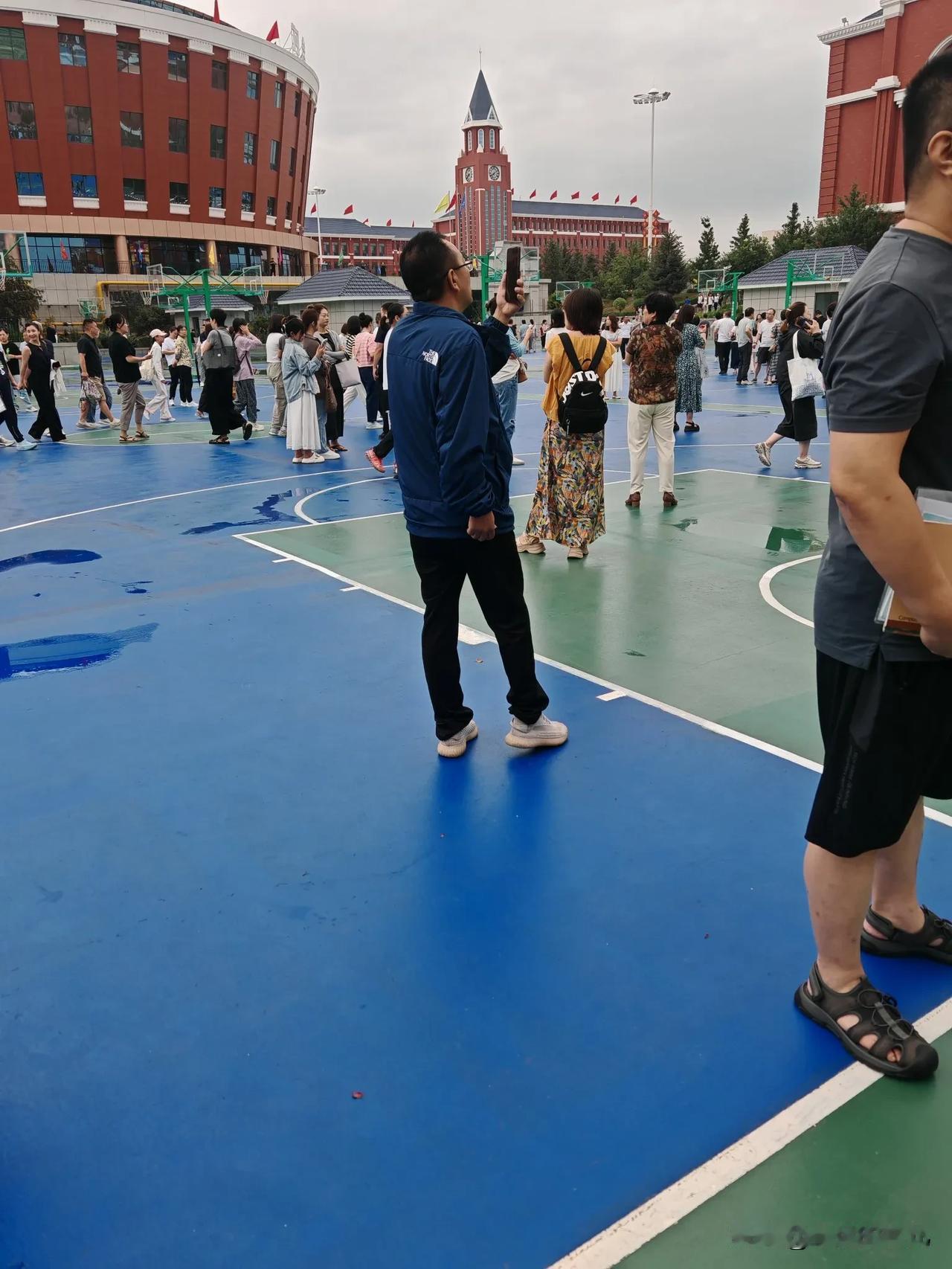 不瞒你说我开始就以为是个工作衣，
等他离我很近看见这标以后，
可是这么贵为啥买个