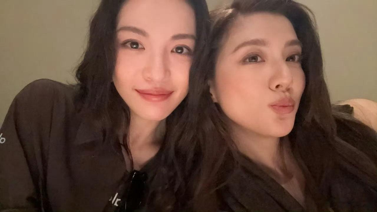 钟楚曦晒和何穗吴千语合照 钟楚曦晒出和何穗、吴千语的合照，三位美女的颜值直接炸场