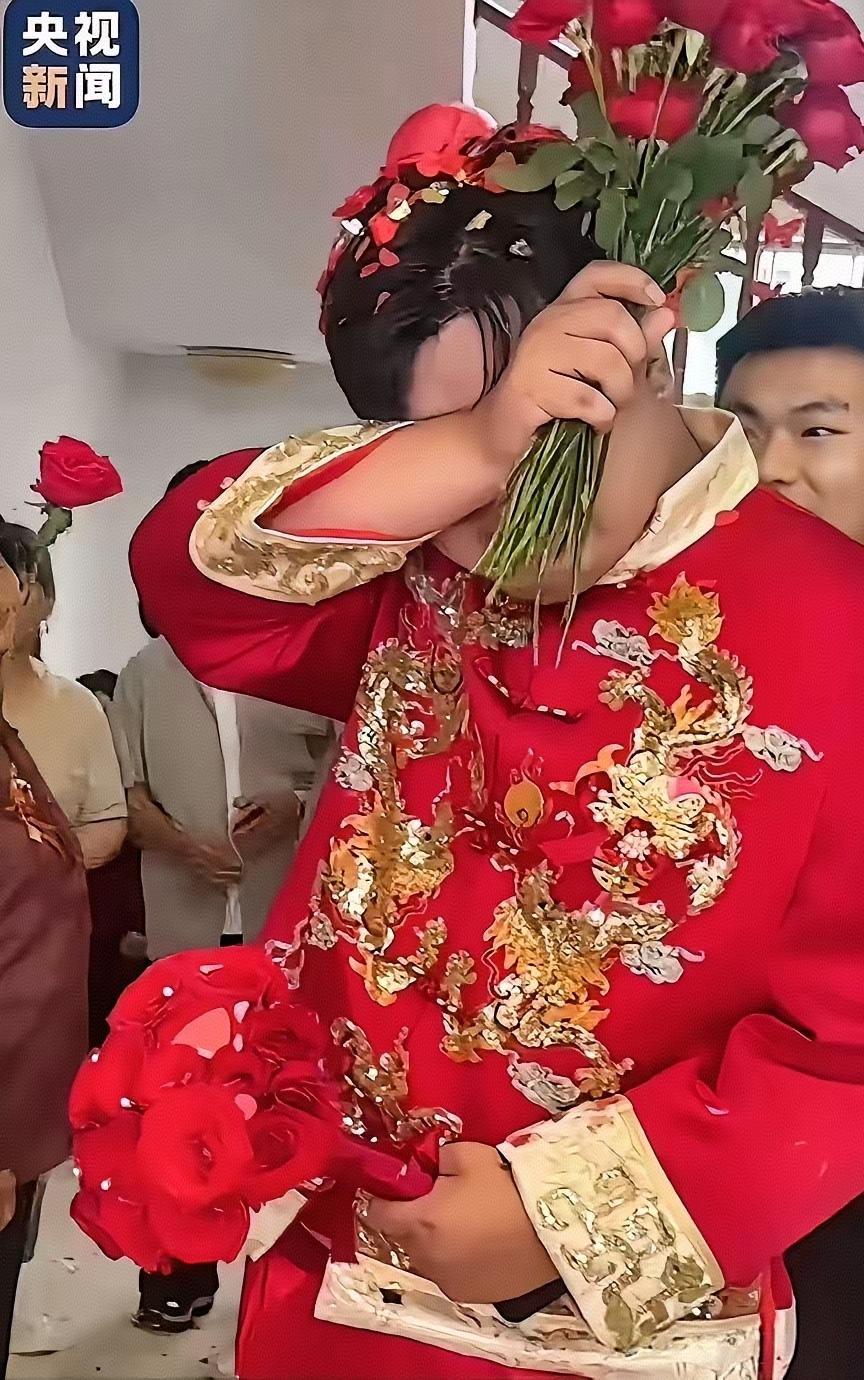 谁能想到，一场再普通不过的接亲，直接火上央视，戳哭千万网友！
 
江苏连云港，新