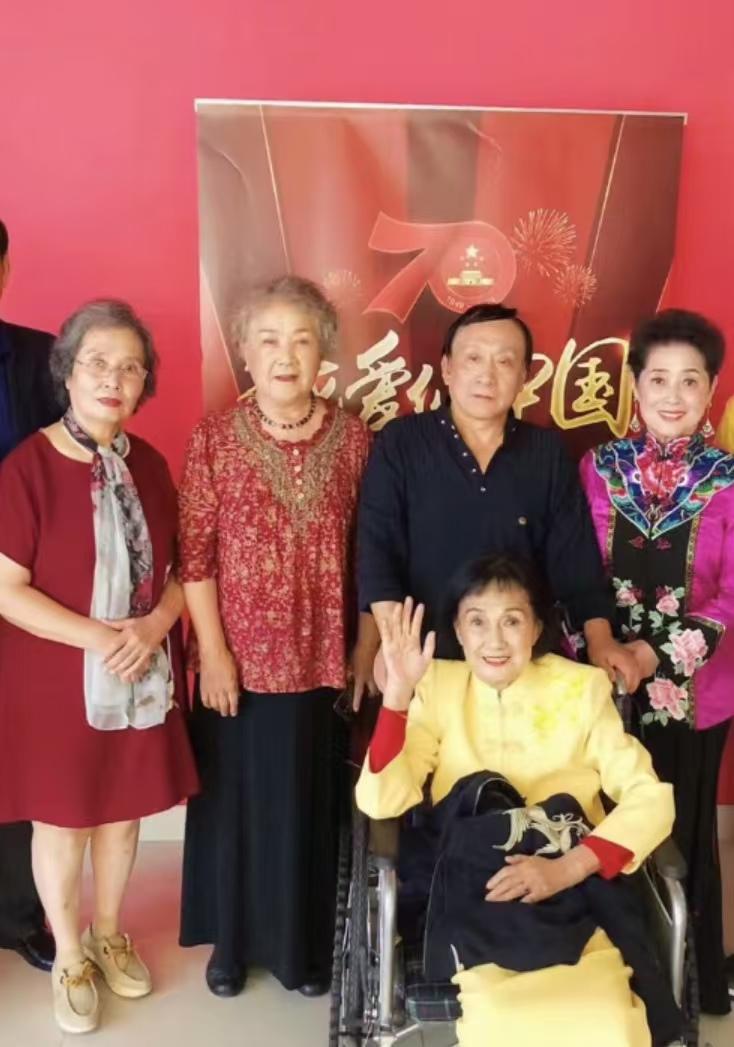 彼年，四位著名的电影老演员同框。
前排坐着的是电影《我们村里的年轻人》中女主角“