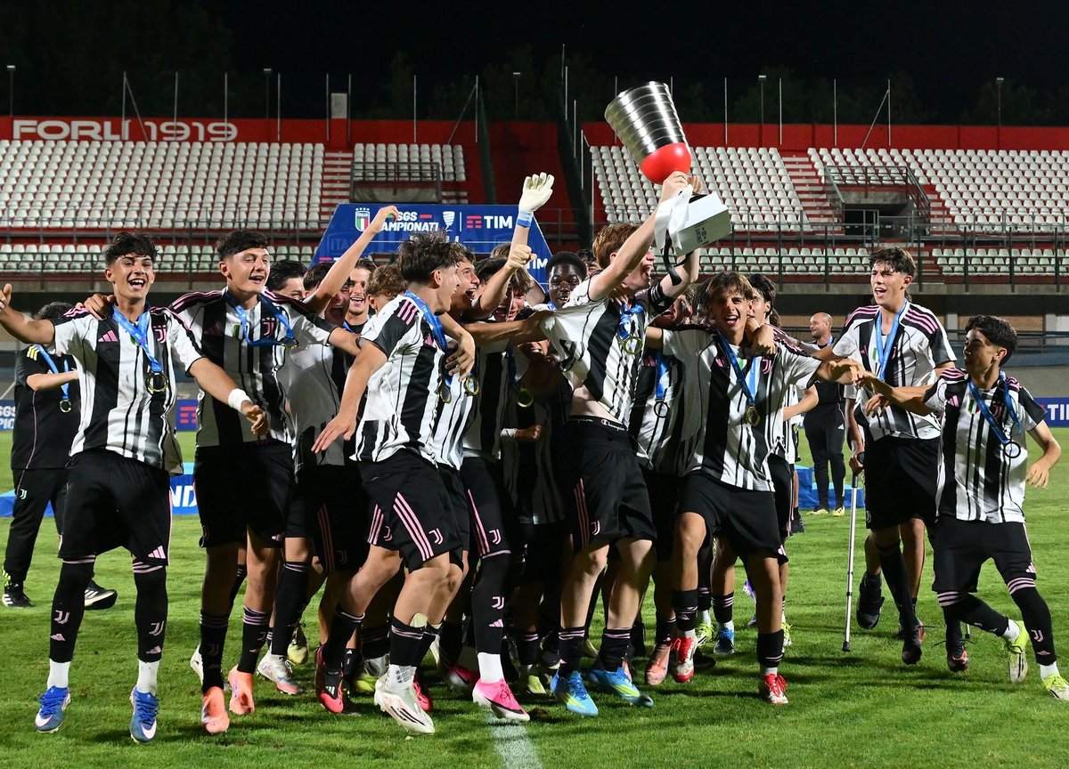 尤文图斯U16梯队 ⚪️⚫️意大利冠军 🇮🇹赛季总数据：进球：127粒（场均