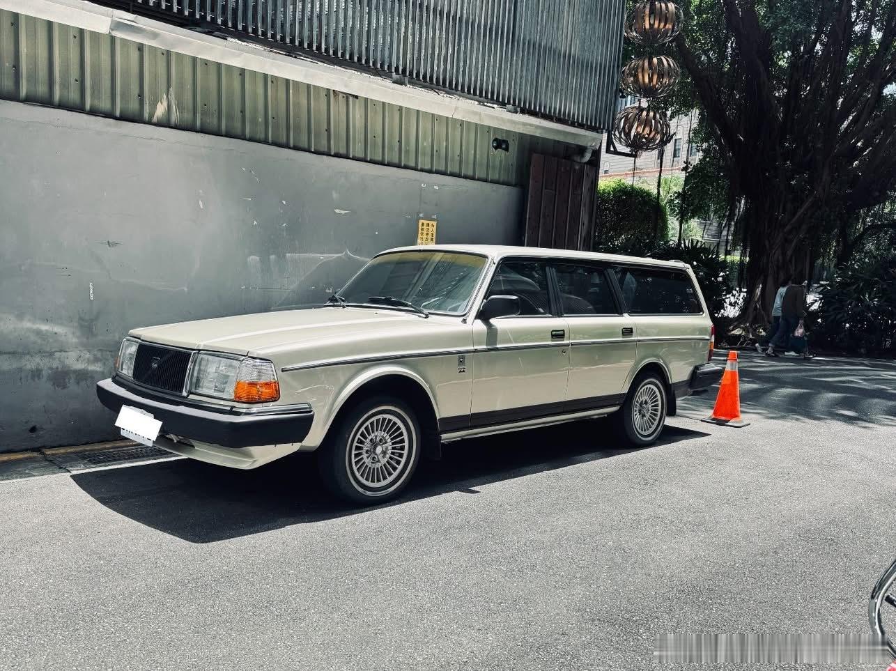 台湾老车 VOLVO 245 Wagon MT ​​​