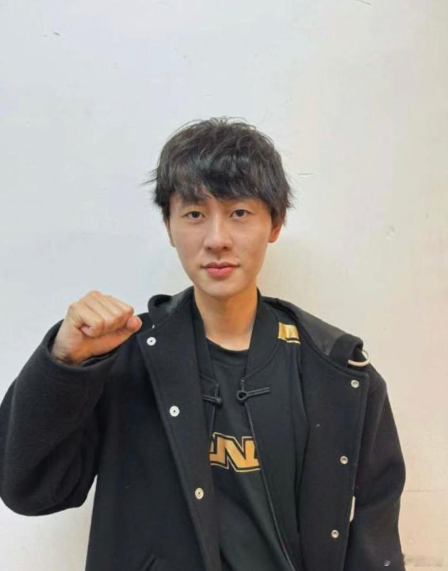 怎么感觉小明的面相完全变了？[泪][泪]胶原蛋白流失、颧骨凹陷、法令纹加深、这也