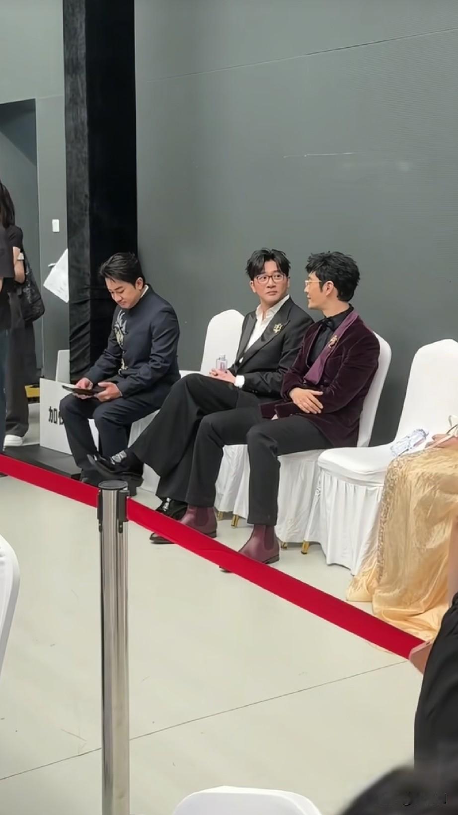 就像我打王者荣耀一样，视觉笑感很强，两个王者100星带一个王者一1星冲分。

苏