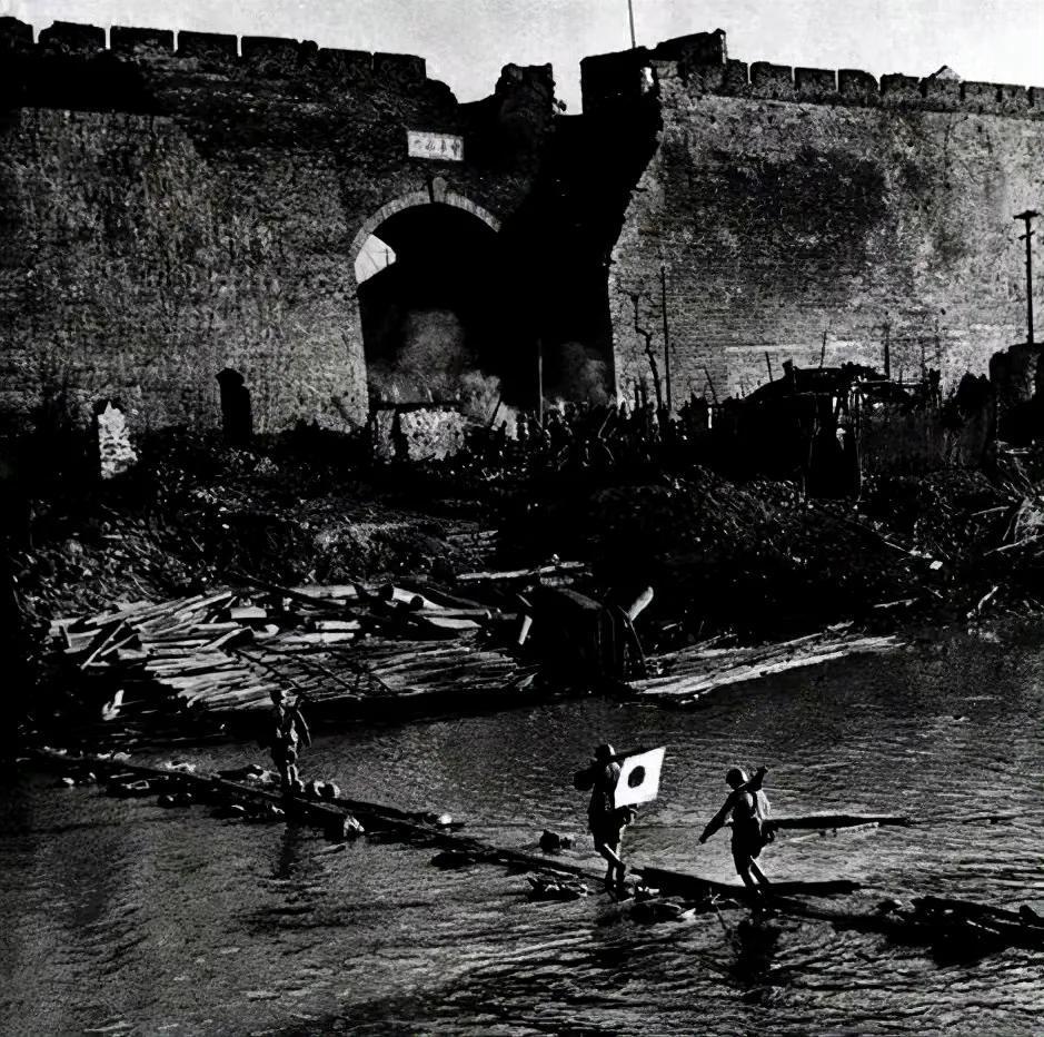 1937年12月13日，日军穿越秦淮河攻打南京中华西门，遭到中国守军的激烈抵抗。