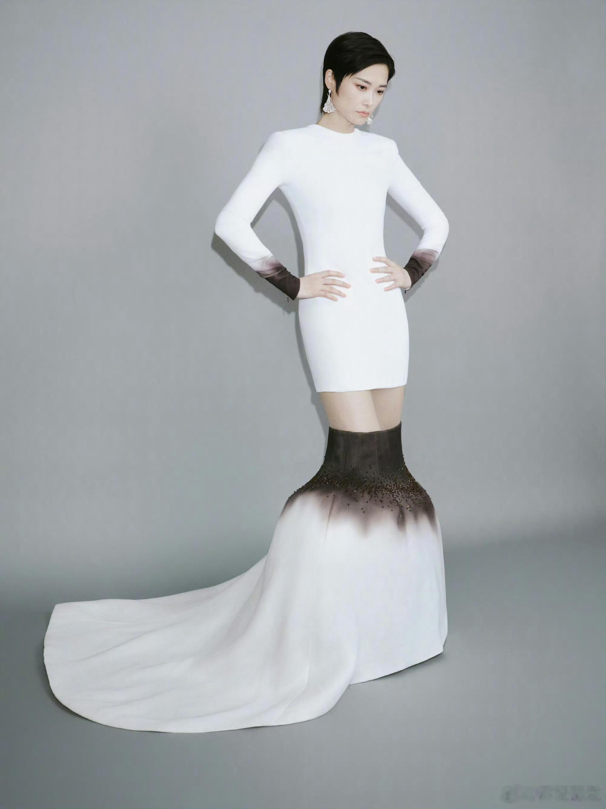 李宇春 × ELLE风尚大典 来自李宇春今日ELLE风尚大典的造型发布，选择上身