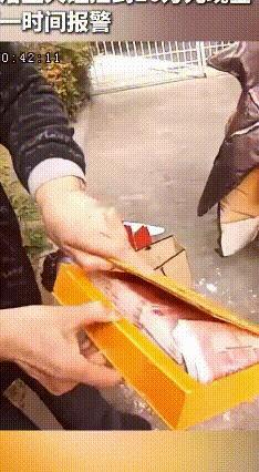 保洁大姐拾金不昧，民警速寻失主完璧归赵
 近日，保洁卫大姐在银行取款机旁，意外发